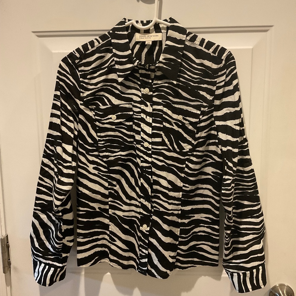 Jones New York women’s cotton button down black and white collared top. Size PM.